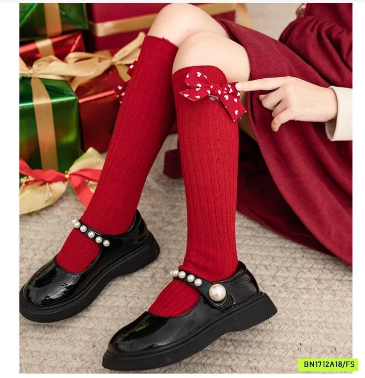 TẤT ĐỎ NGANG GỐI BÉ GÁI