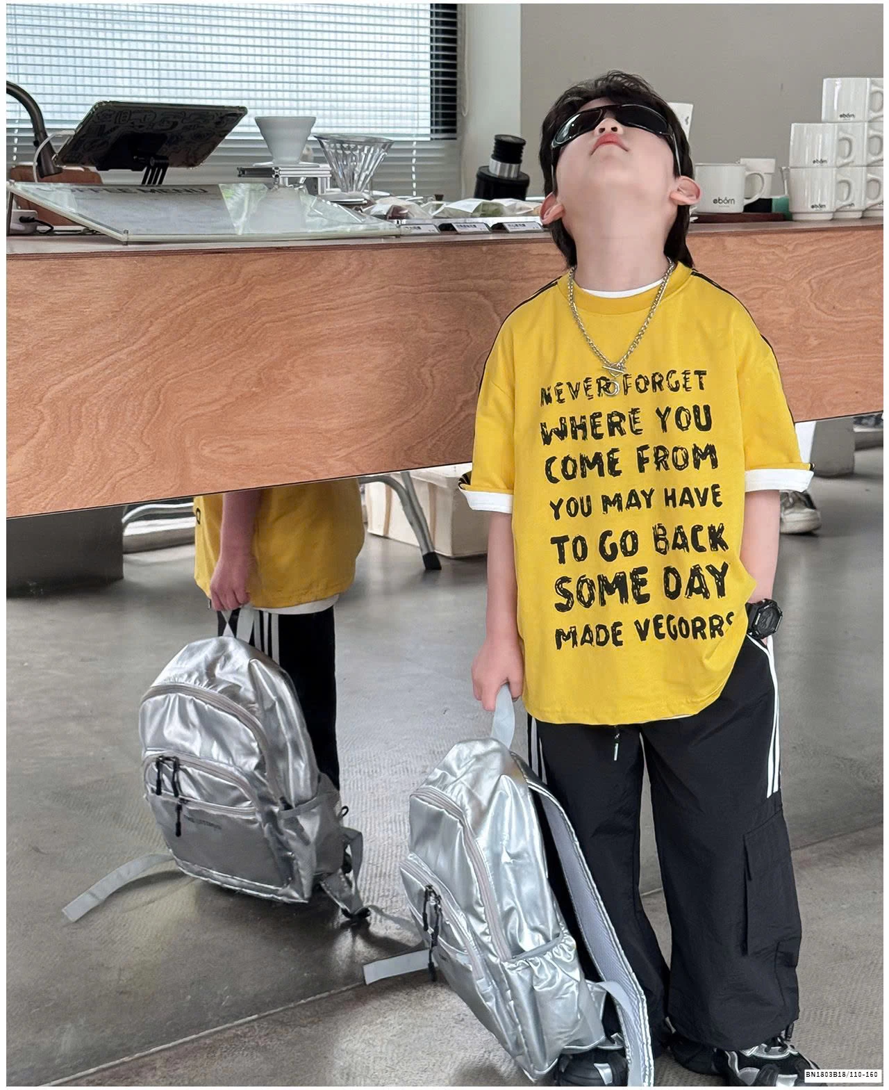 ÁO THUN VÀNG IN CHỮ CÁ TÍNH