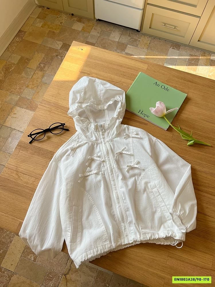 KHOÁC GIÓ TENCEL GẮN NƠ BÁNH BÈO 25B023 AMBB