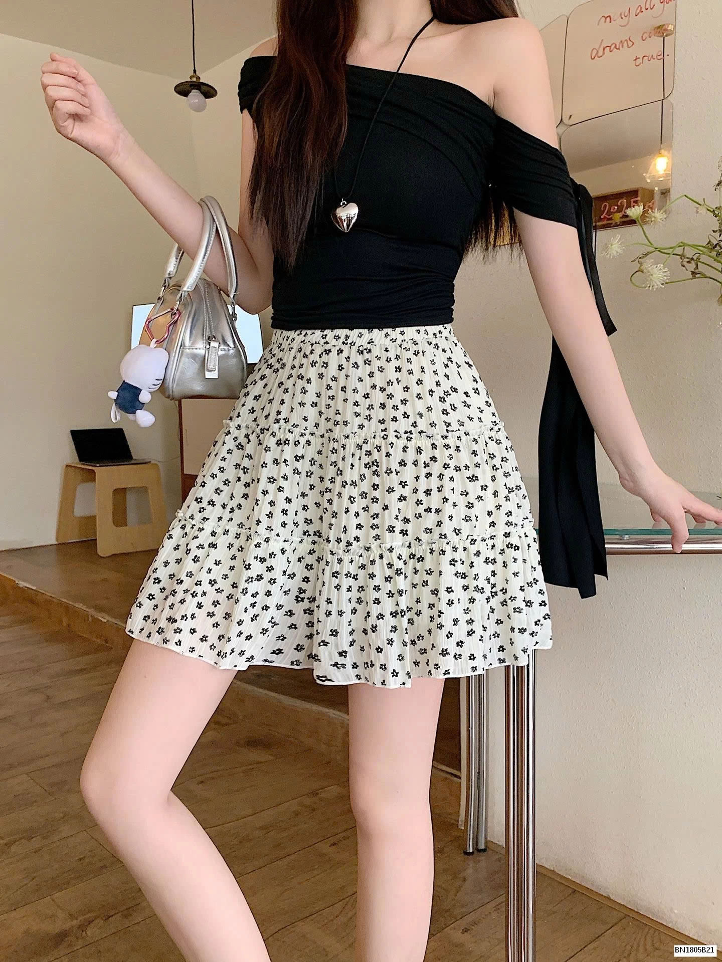 CHÂN VÁY XÒE HOA NHÍ