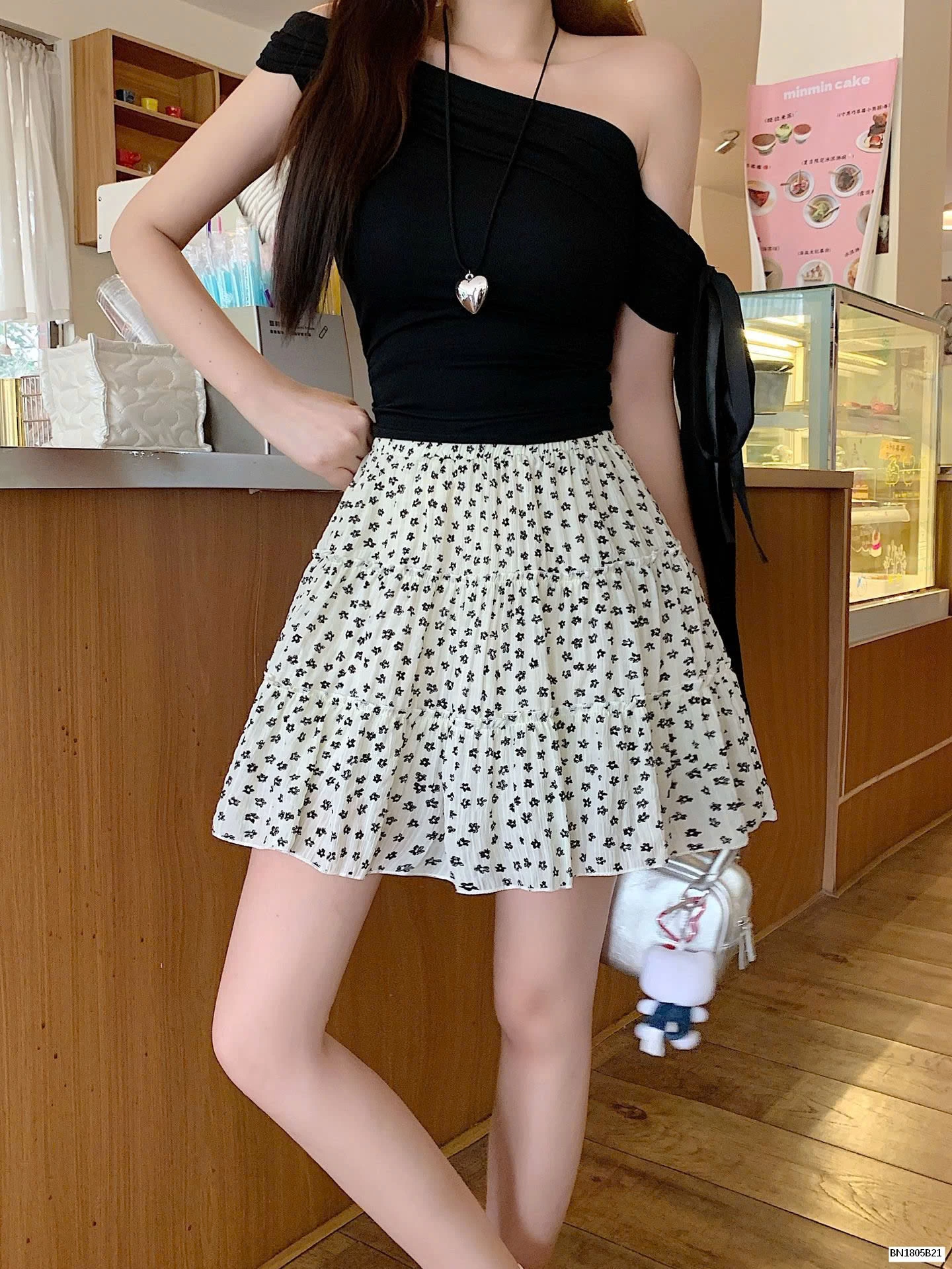 CHÂN VÁY XÒE HOA NHÍ