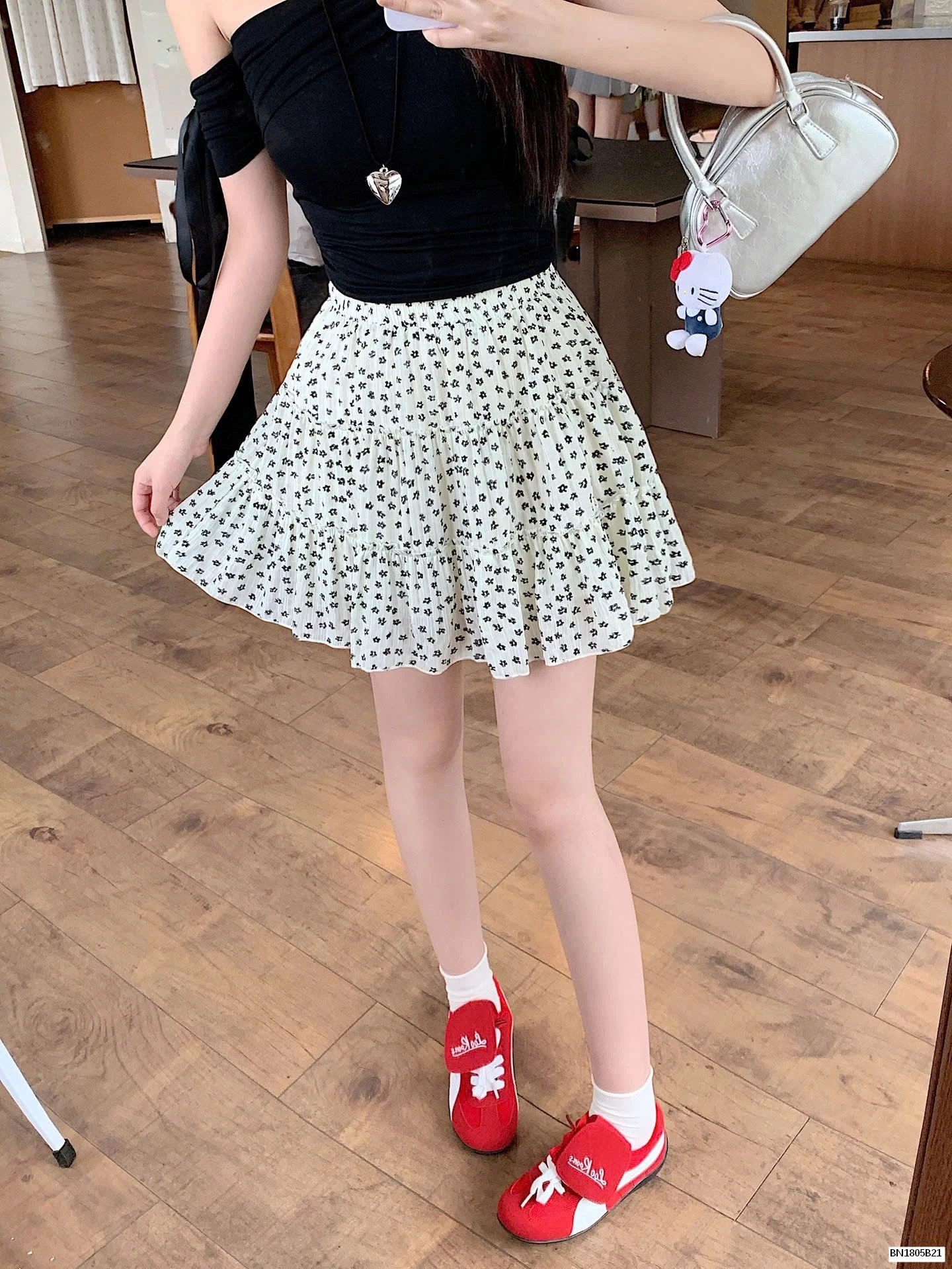 CHÂN VÁY XÒE HOA NHÍ