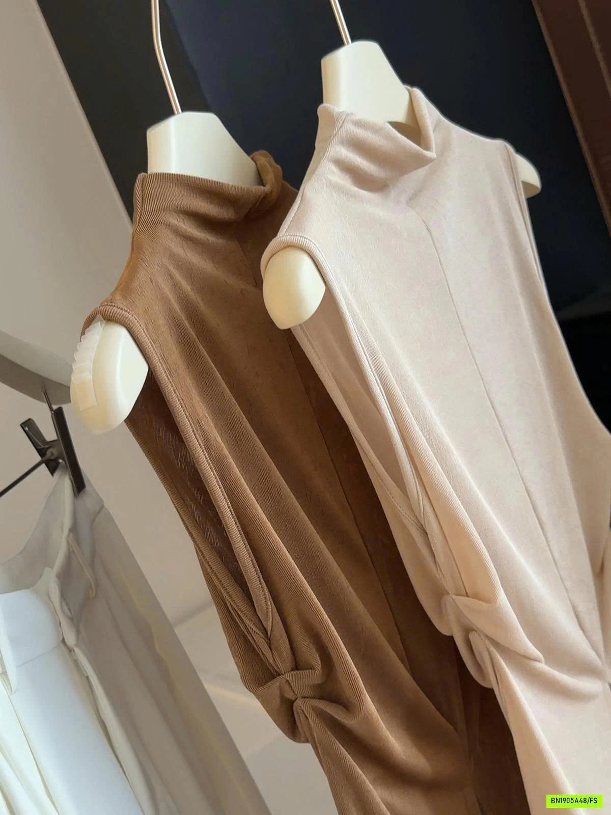 ÁO 3 LỖ KHOÉT LƯNG CUT EO ANNA