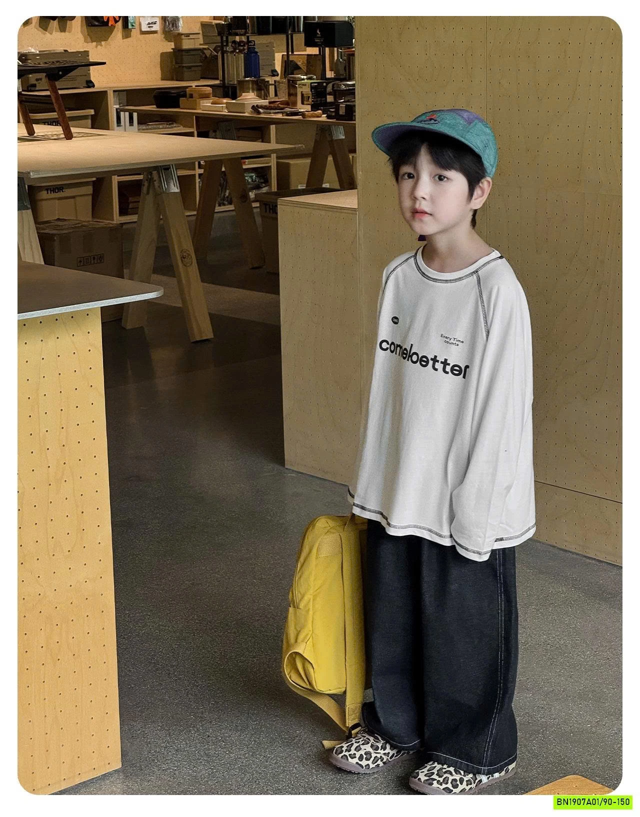 ÁO THUN VIỀN CHỈ NỔI IN CHỮ AQ5049