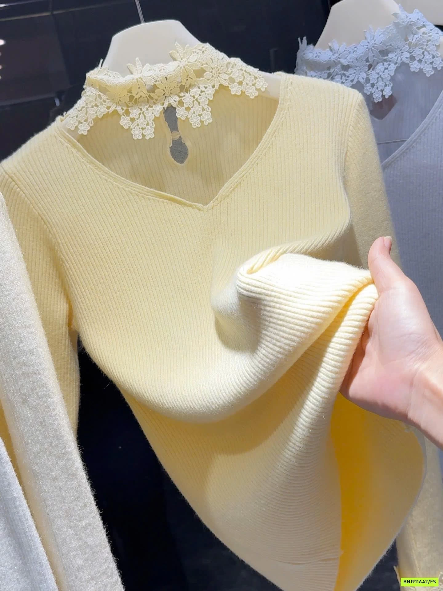 ÁO LEN PHỐI CỔ LƯỚI VIỀN REN