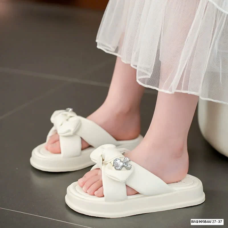 DÉP QUAI NƠ ĐÍNH ĐÁ BG