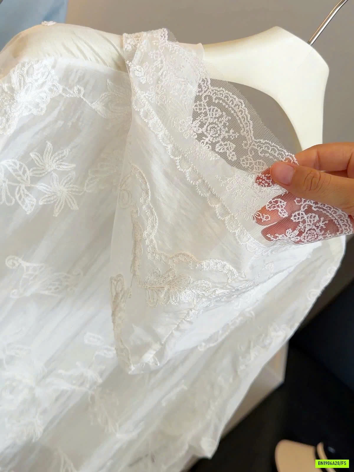 ÁO TRẮNG THÊU REN XINH ANNA