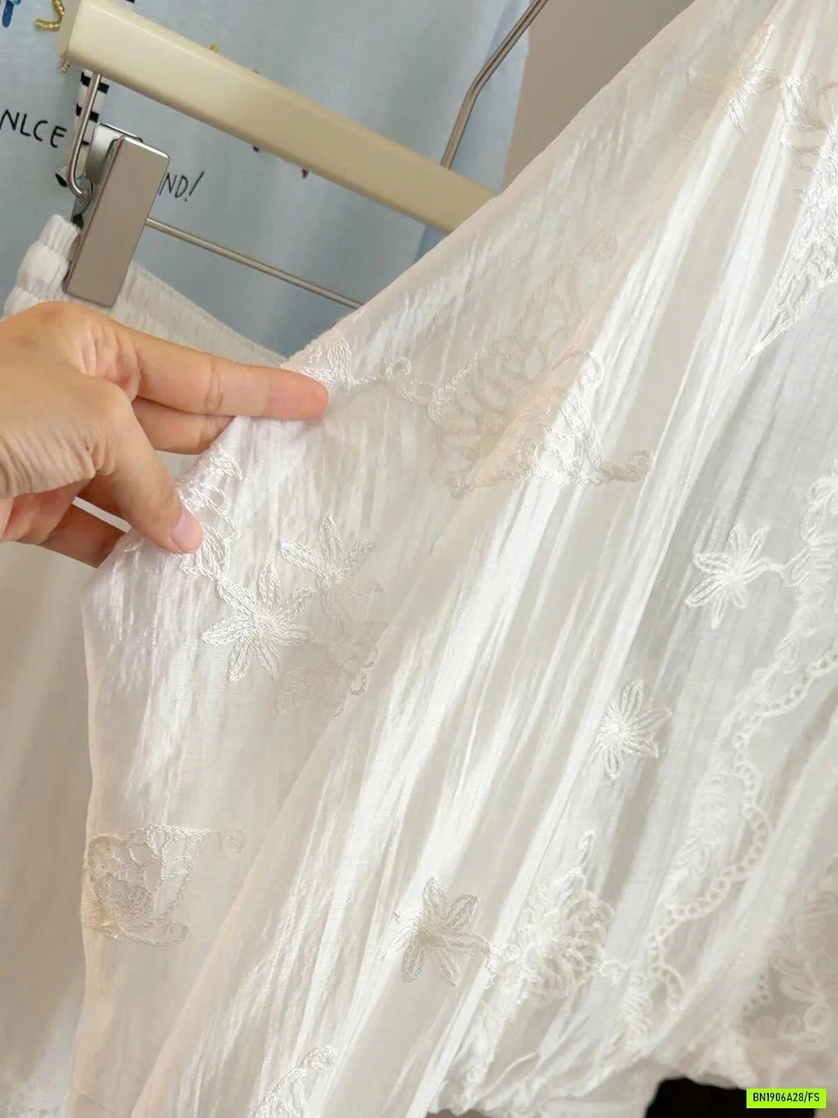 ÁO TRẮNG THÊU REN XINH ANNA