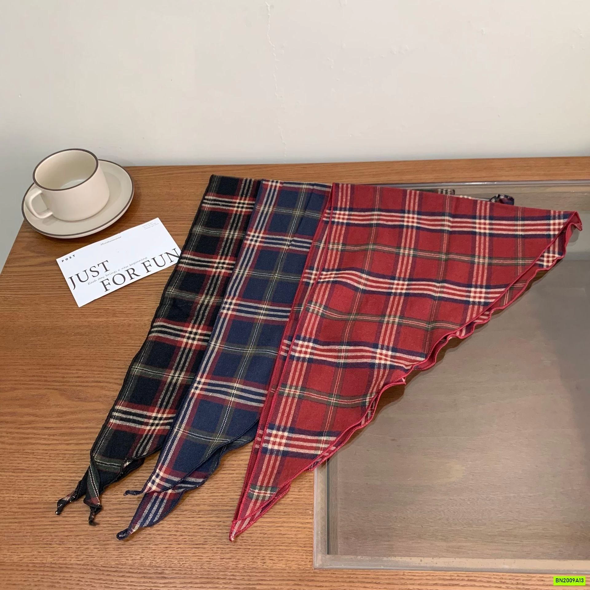 KHĂN QUÀNG CỔ CARO