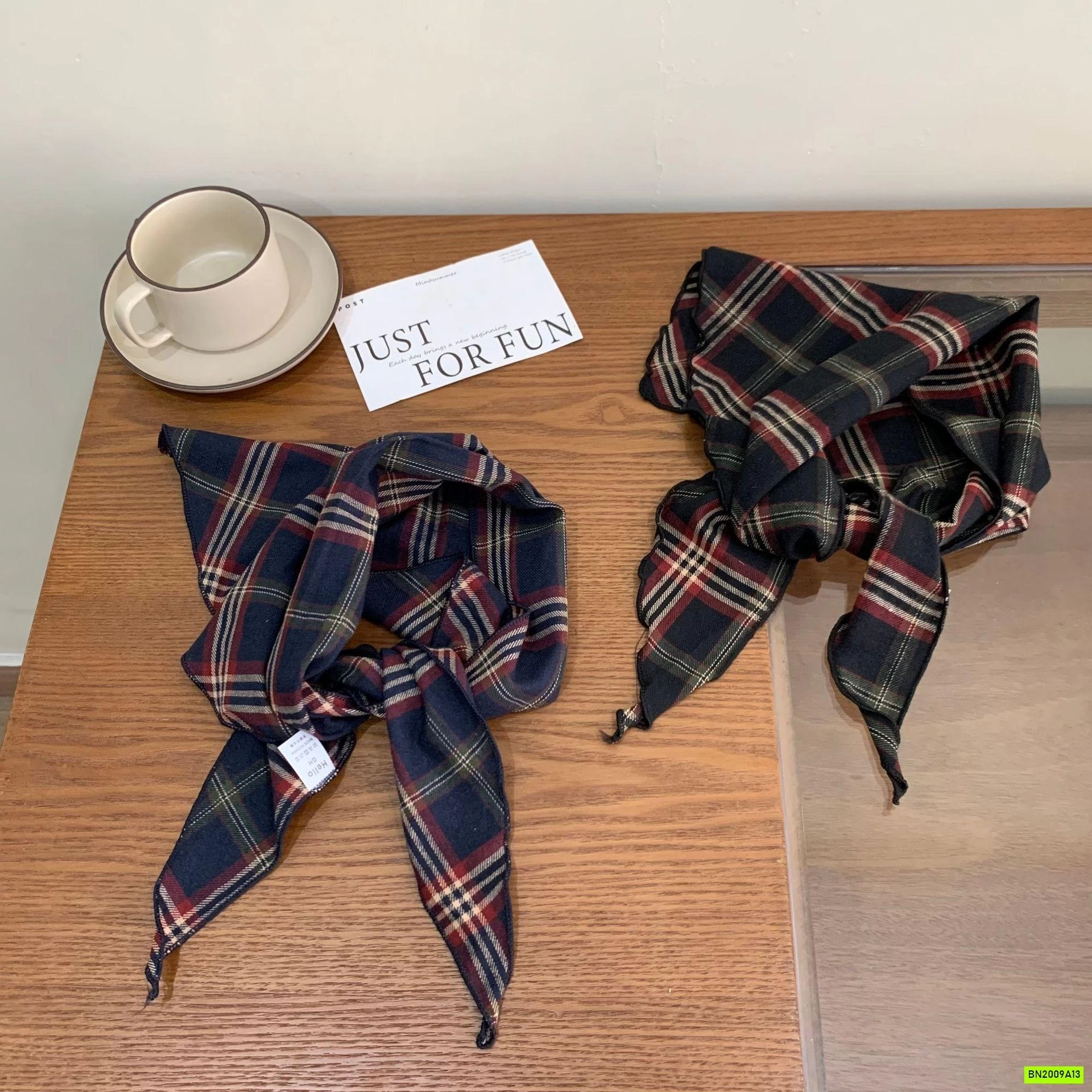 KHĂN QUÀNG CỔ CARO