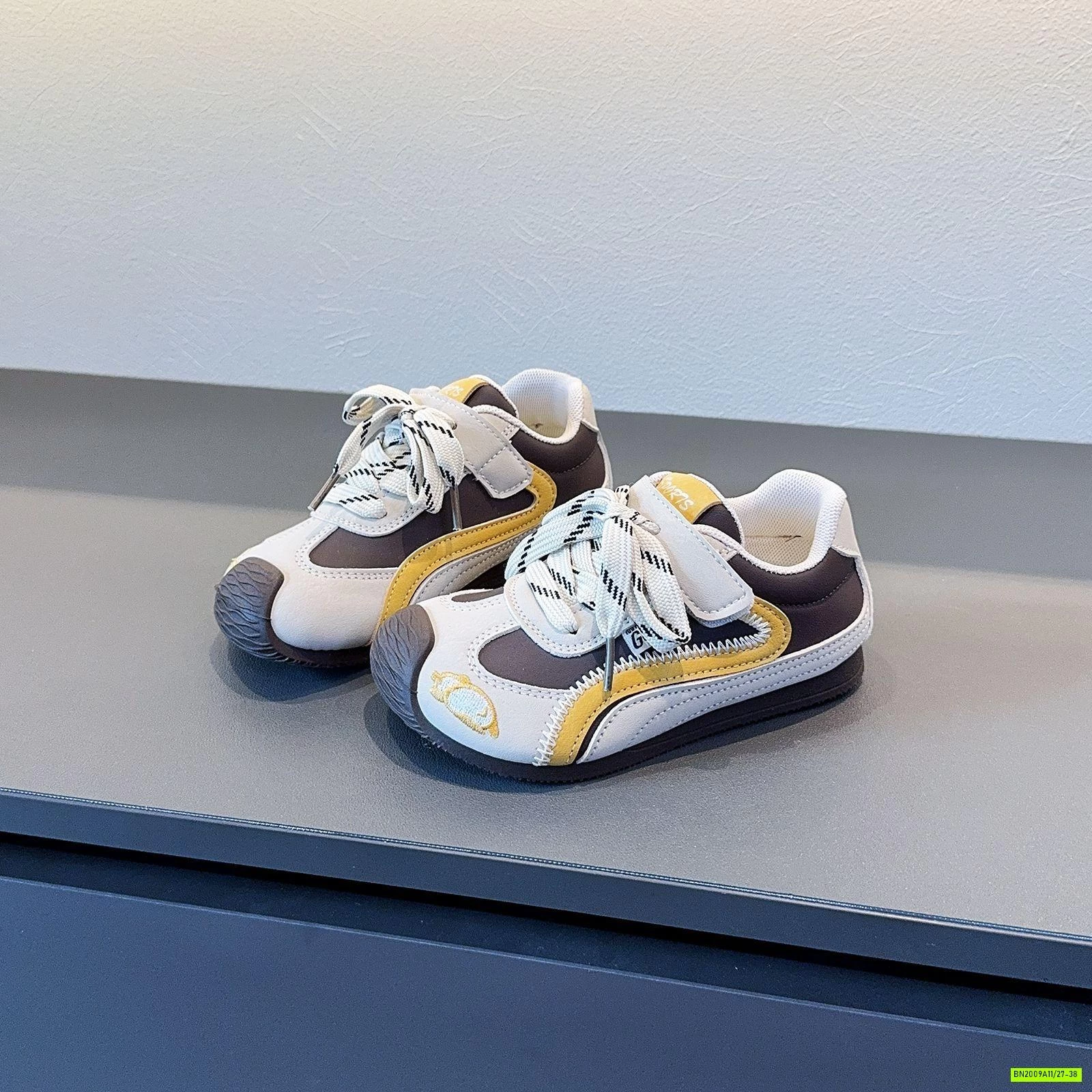 GIÀY THỂ THAO PHỐI MÀU THÊU MŨI