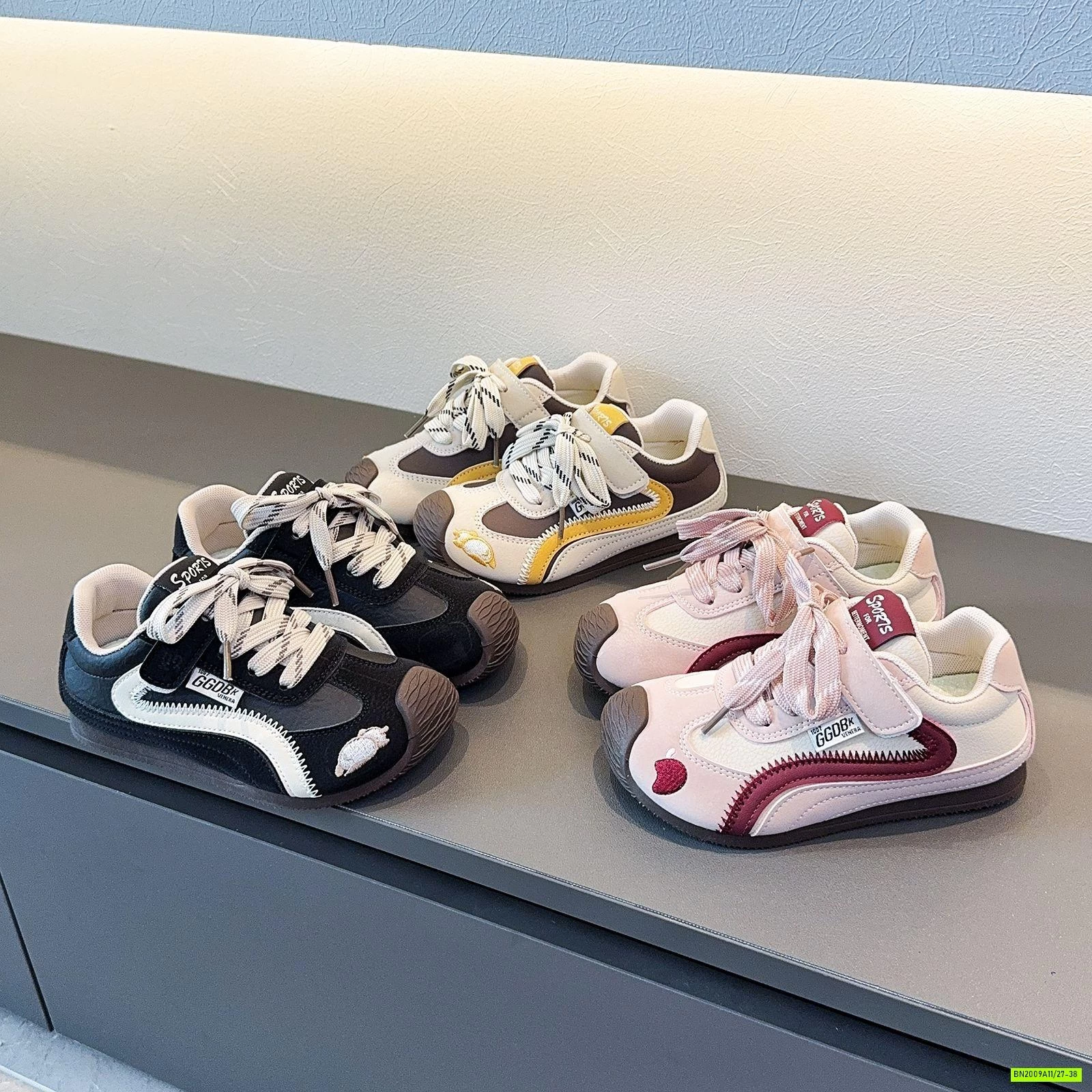 GIÀY THỂ THAO PHỐI MÀU THÊU MŨI