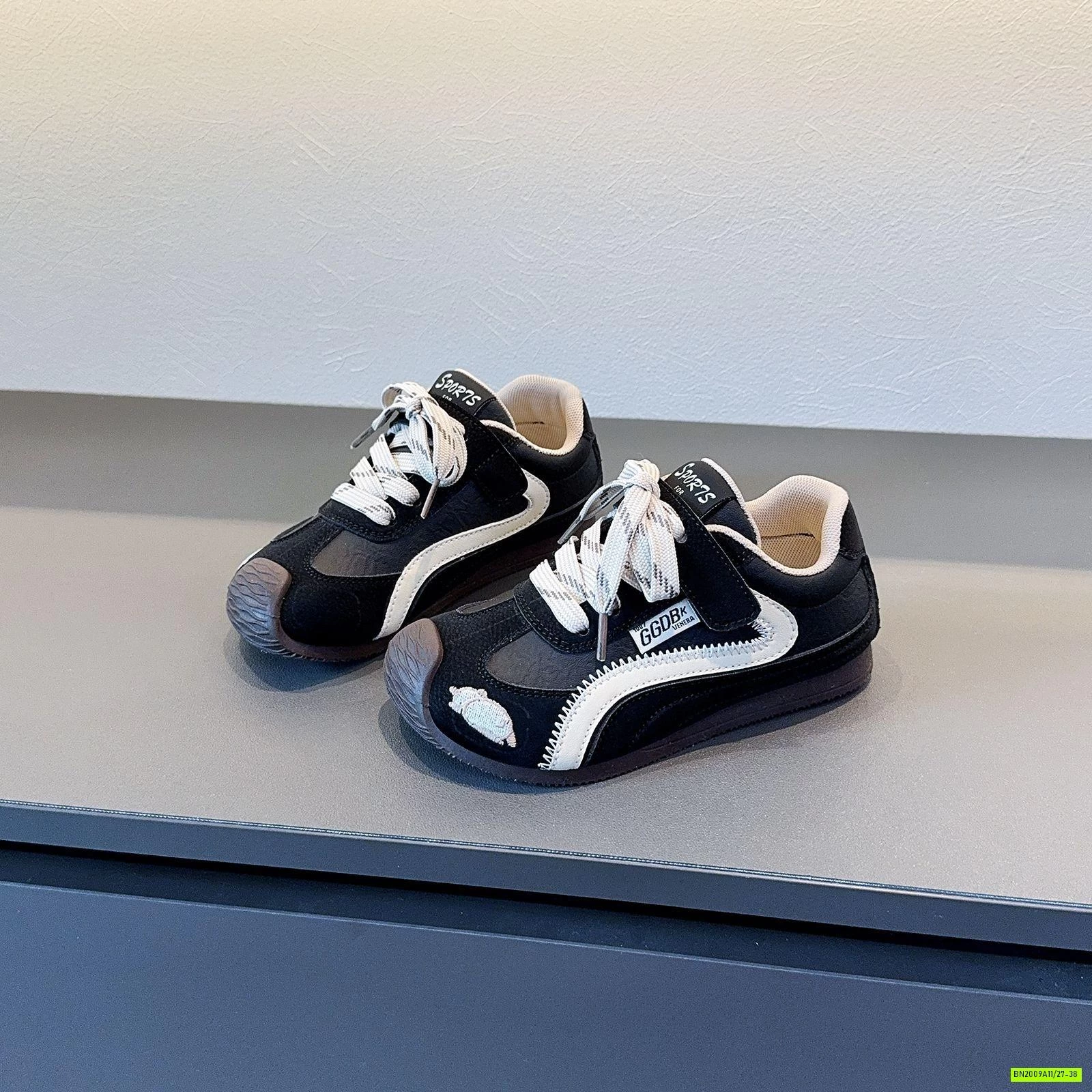 GIÀY THỂ THAO PHỐI MÀU THÊU MŨI