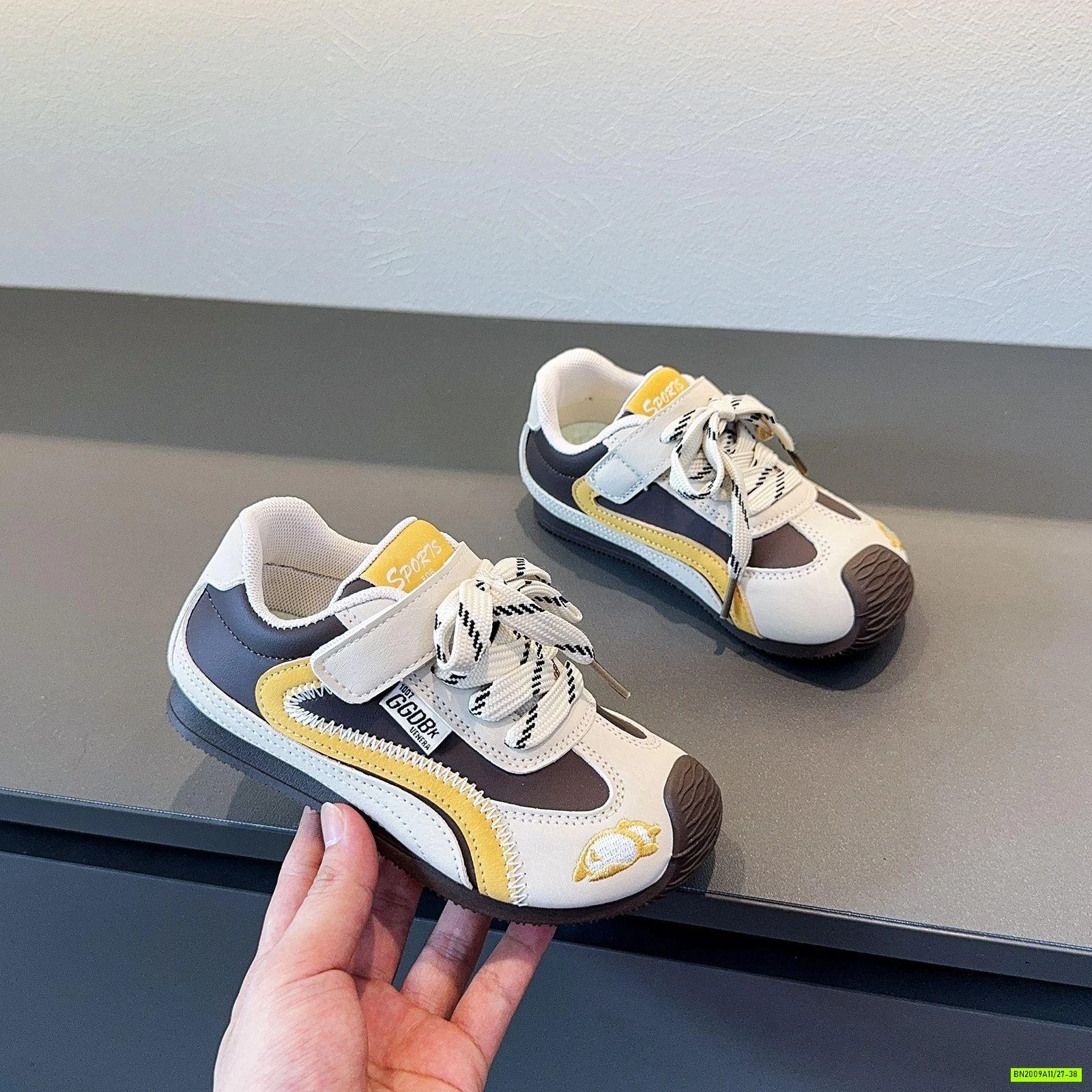 GIÀY THỂ THAO PHỐI MÀU THÊU MŨI