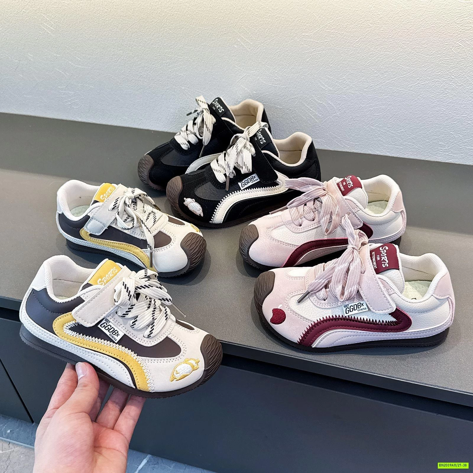 GIÀY THỂ THAO PHỐI MÀU THÊU MŨI