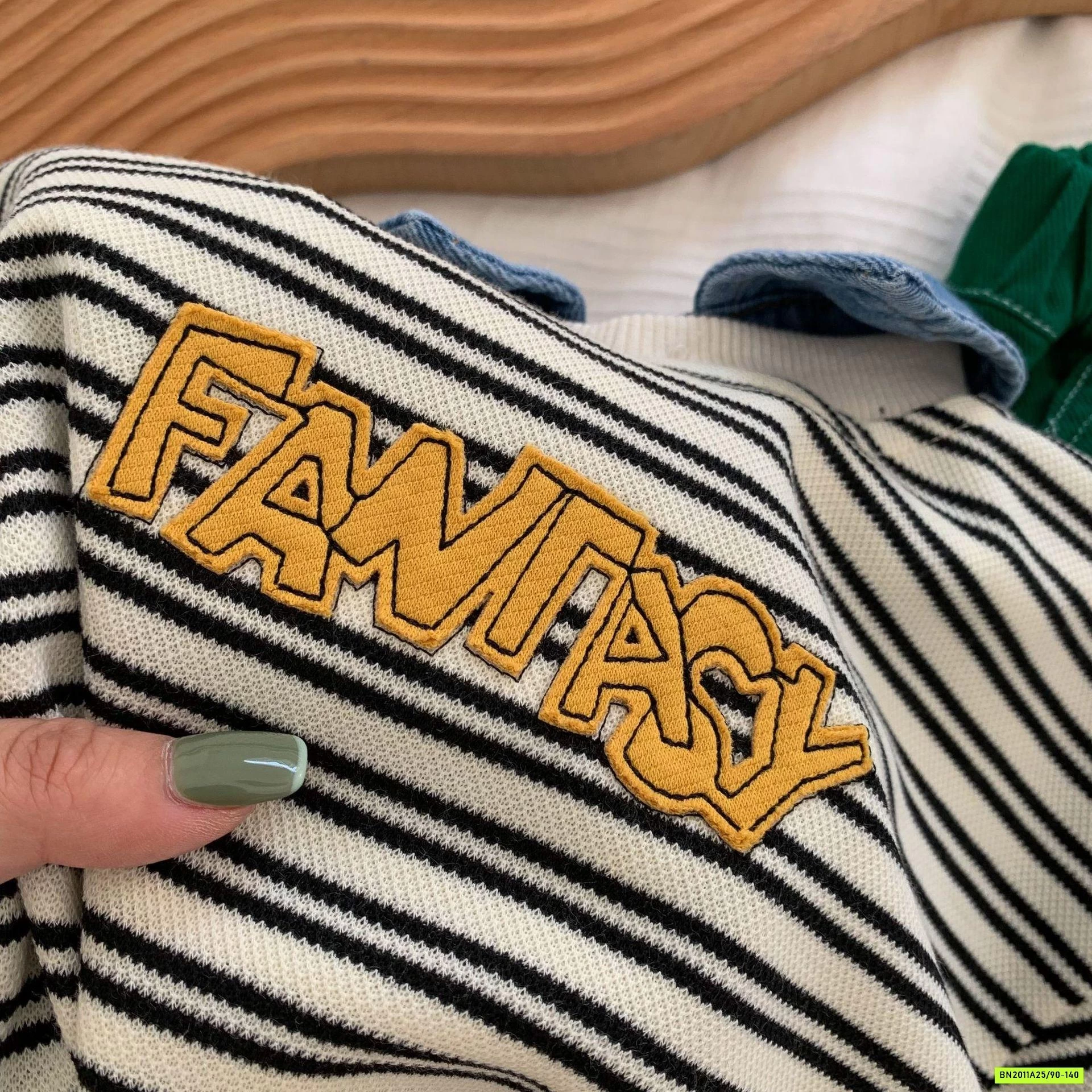 ÁO NỈ KẺ PHỐI CỔ SƠ MI