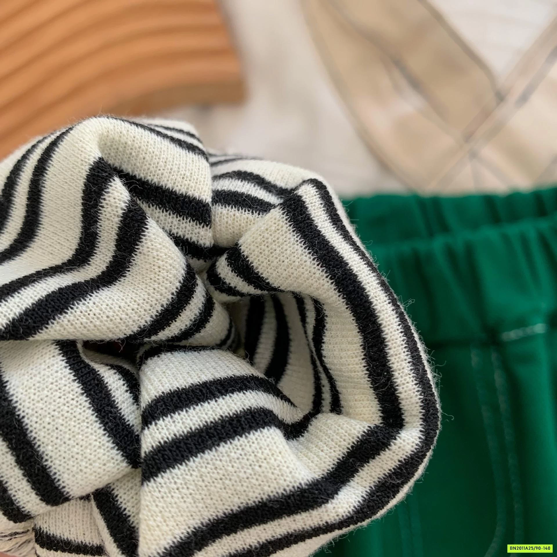 ÁO NỈ KẺ PHỐI CỔ SƠ MI