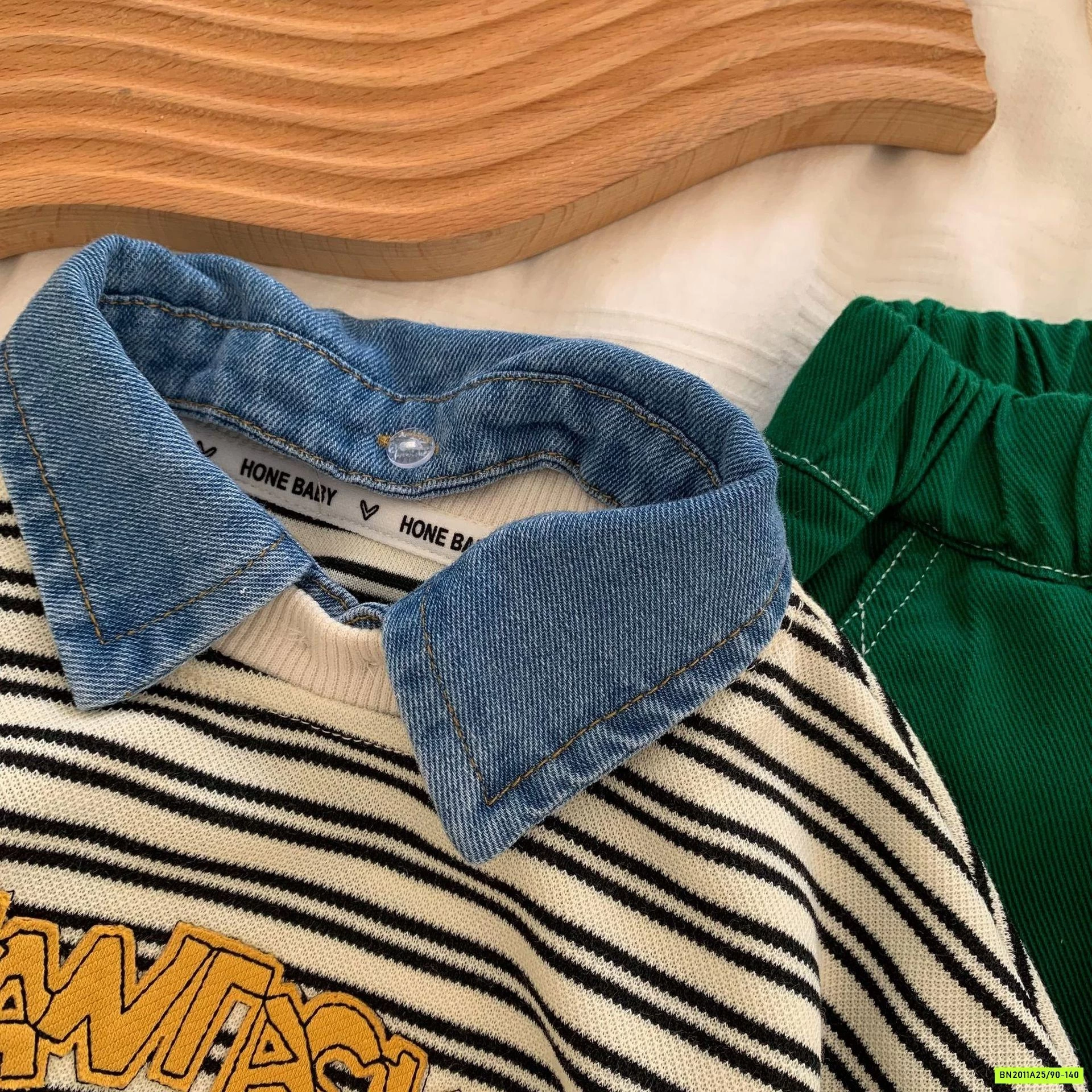 ÁO NỈ KẺ PHỐI CỔ SƠ MI