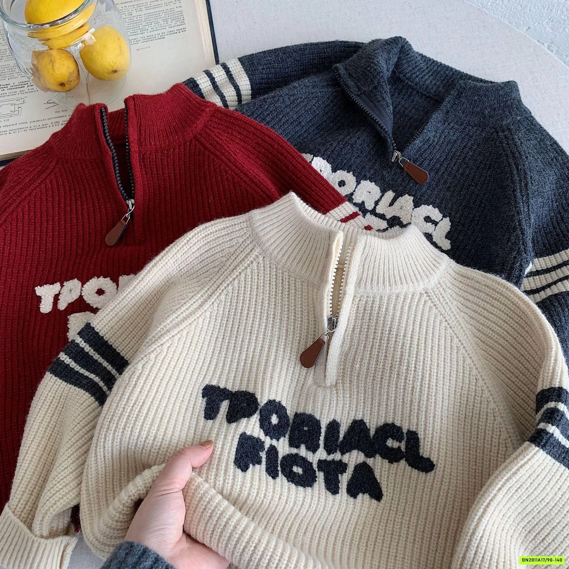 ÁO LEN VẠCH TAY KHÓA CỔ