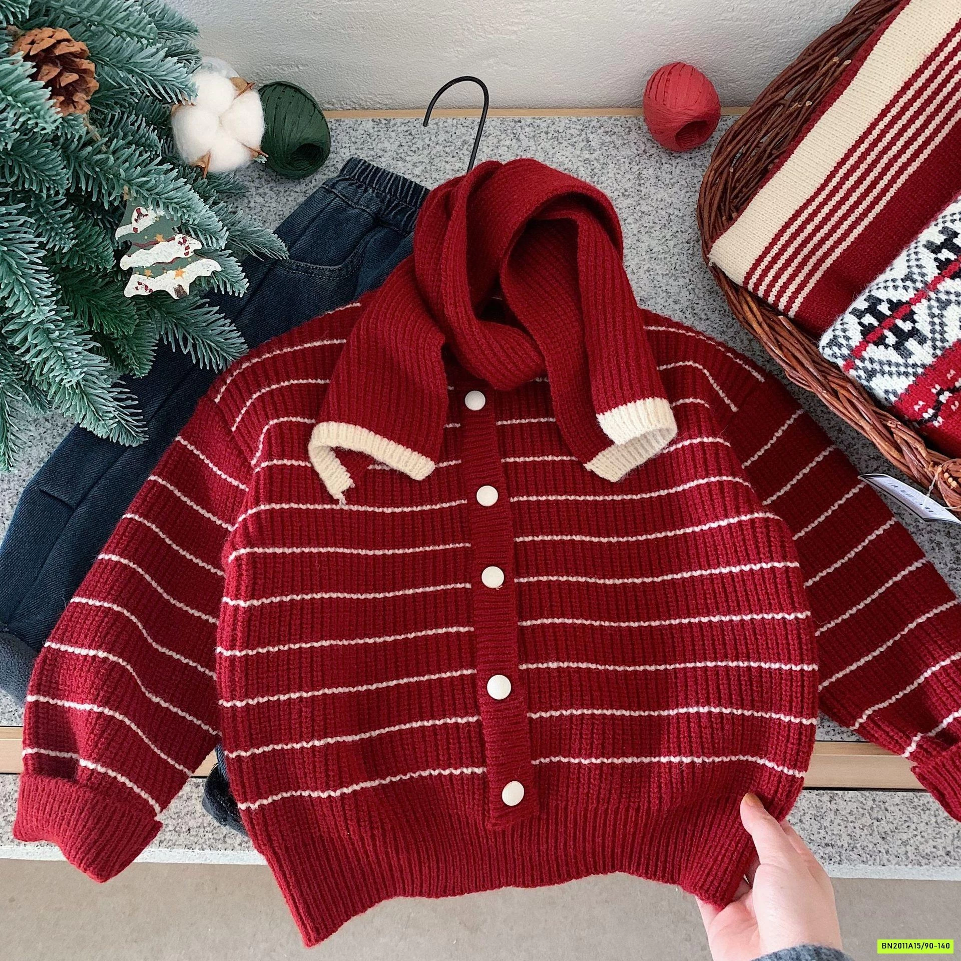 KHOÁC LEN ĐỎ KẺ KÈM KHĂN