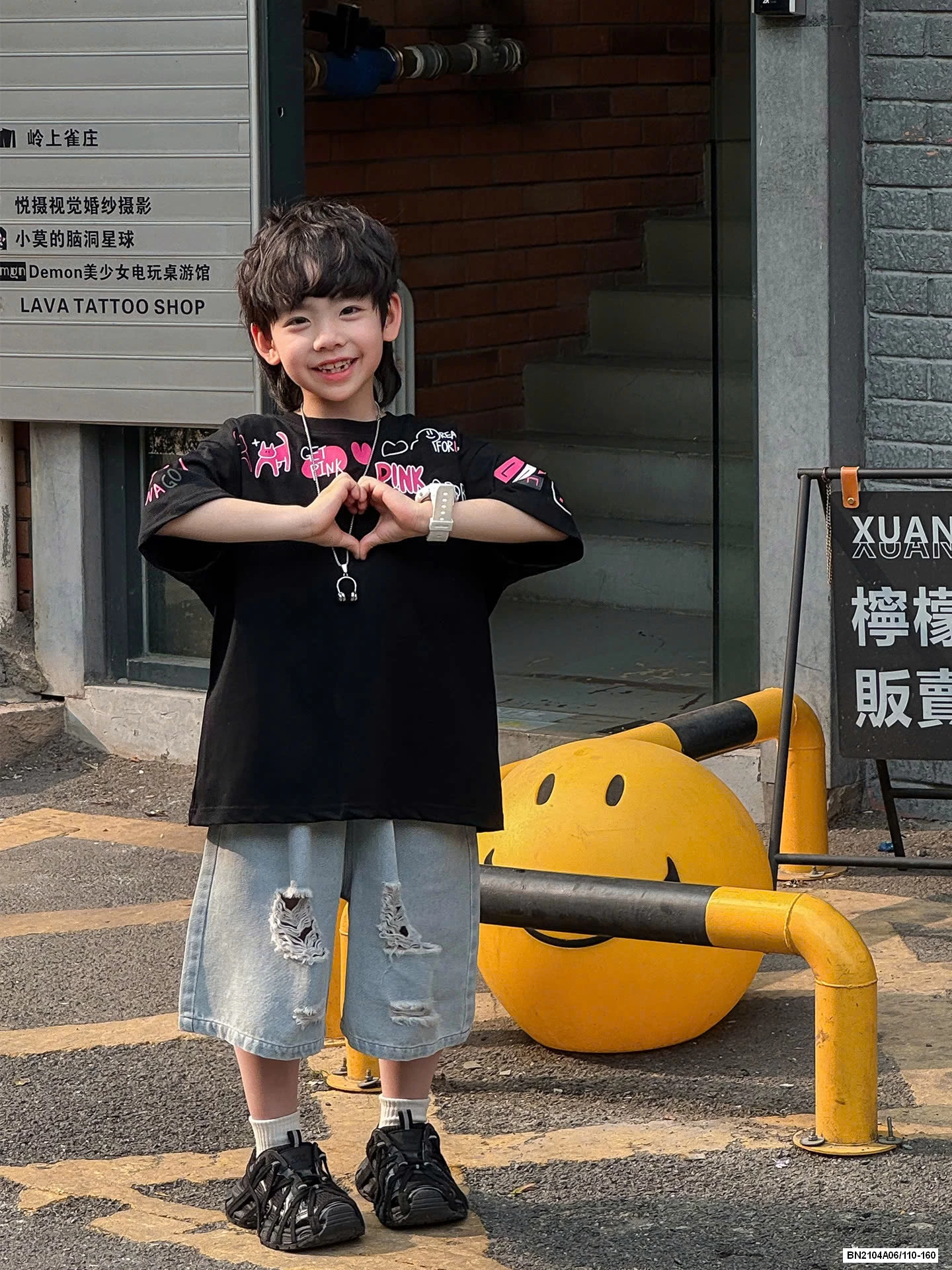 ÁO ĐEN CHỮ HỒNG MIX JEANS RÁCH