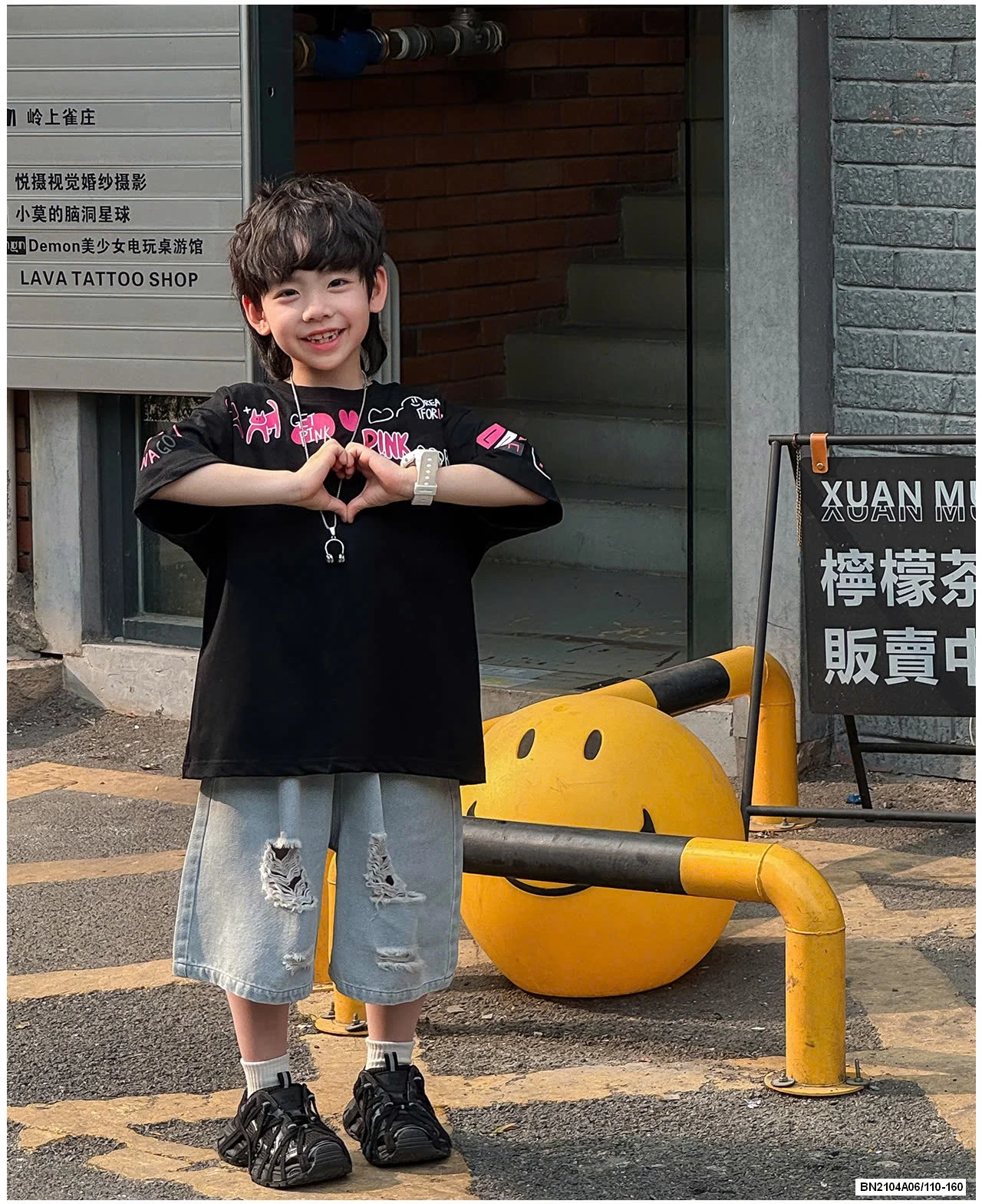 ÁO ĐEN CHỮ HỒNG MIX JEANS RÁCH