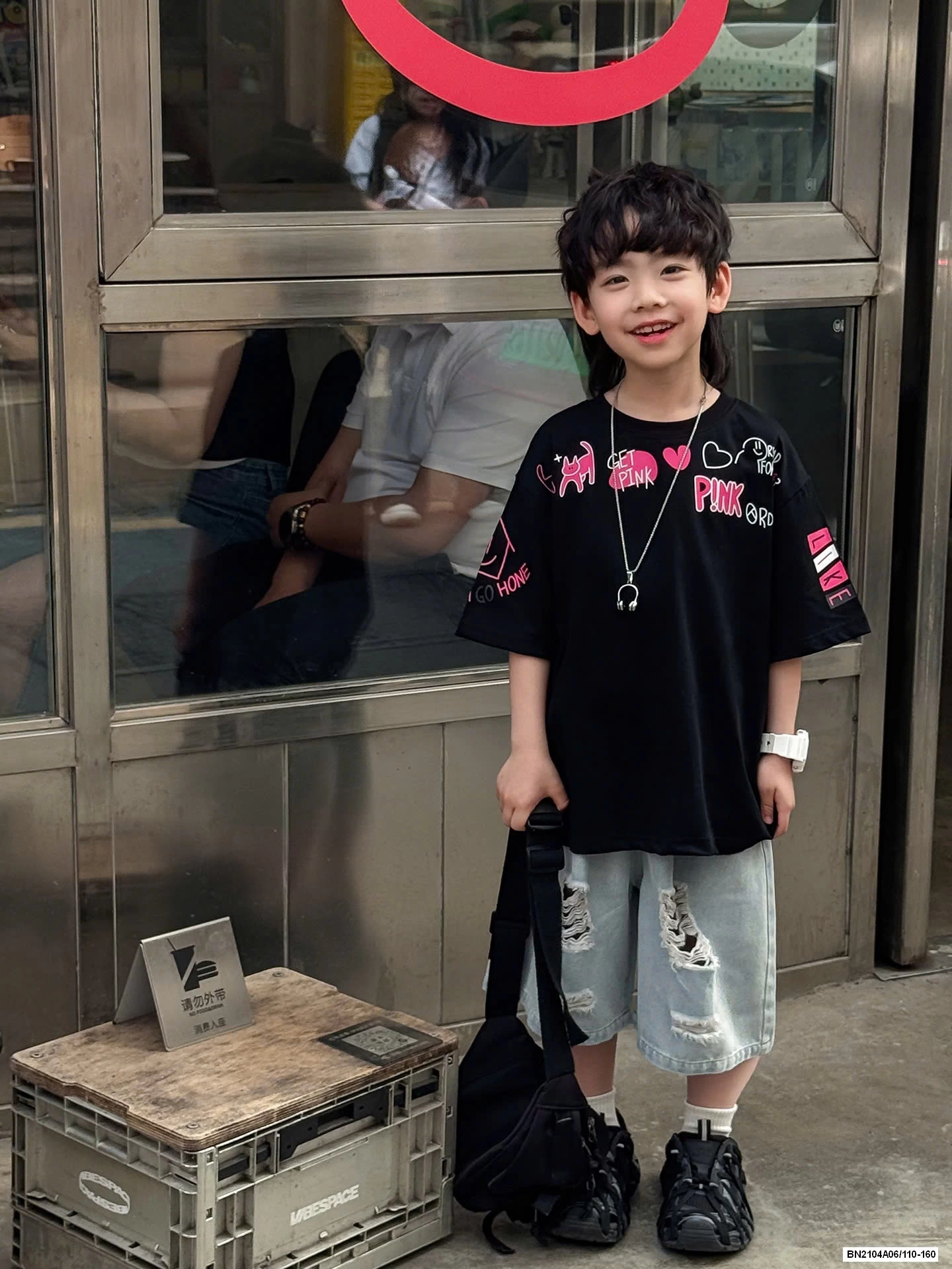 ÁO ĐEN CHỮ HỒNG MIX JEANS RÁCH