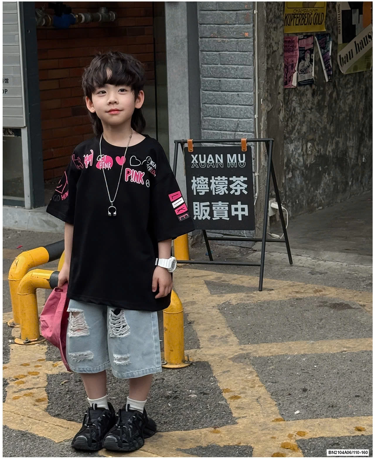 ÁO ĐEN CHỮ HỒNG MIX JEANS RÁCH