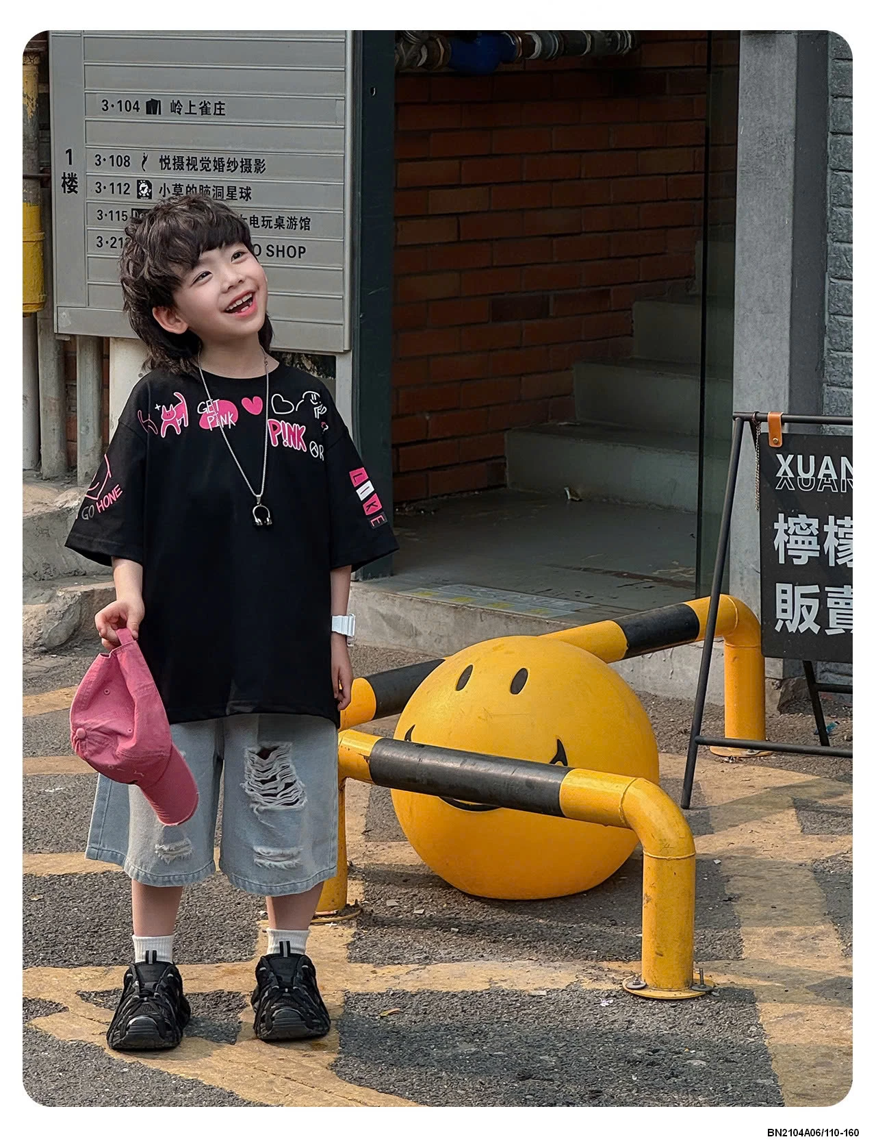 ÁO ĐEN CHỮ HỒNG MIX JEANS RÁCH