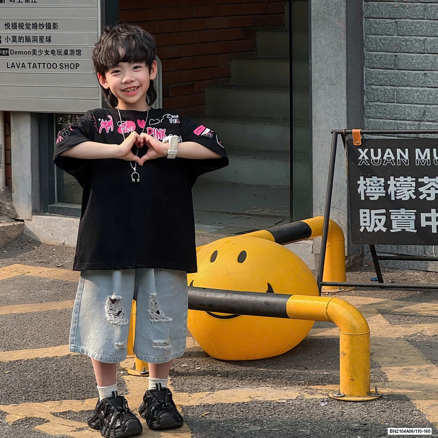 ÁO ĐEN CHỮ HỒNG MIX JEANS RÁCH