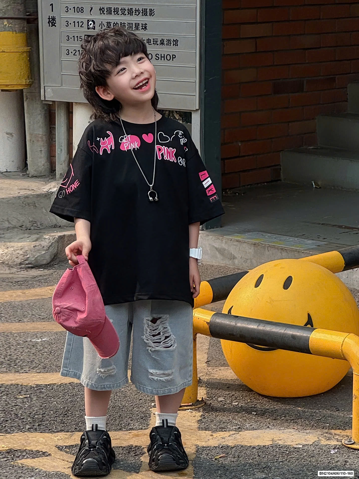 ÁO ĐEN CHỮ HỒNG MIX JEANS RÁCH