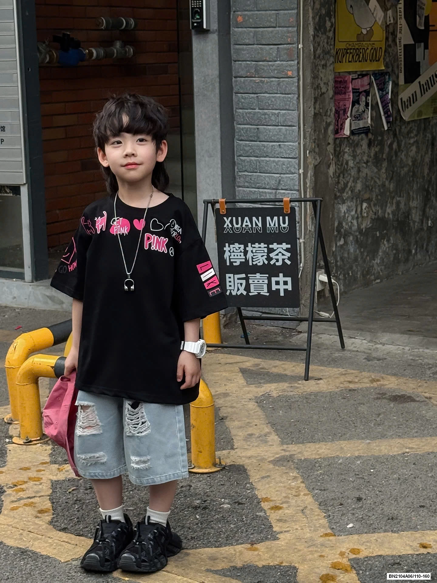 ÁO ĐEN CHỮ HỒNG MIX JEANS RÁCH