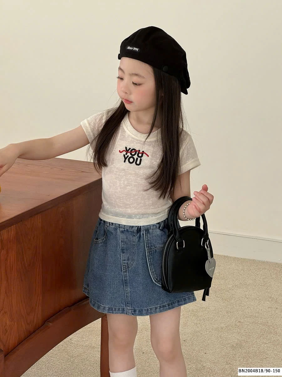 Set áo phông trắng mix chân váy jean