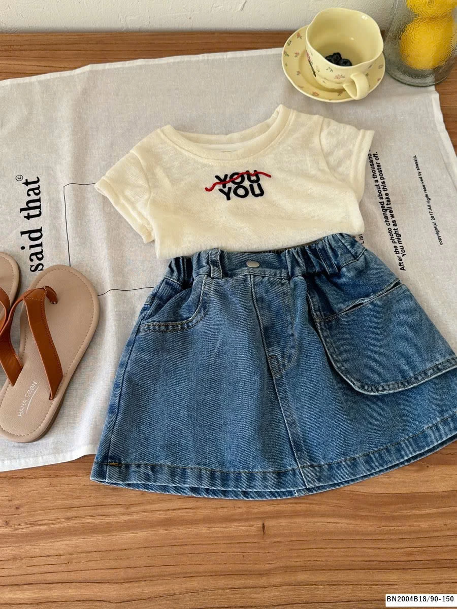 Set áo phông trắng mix chân váy jean