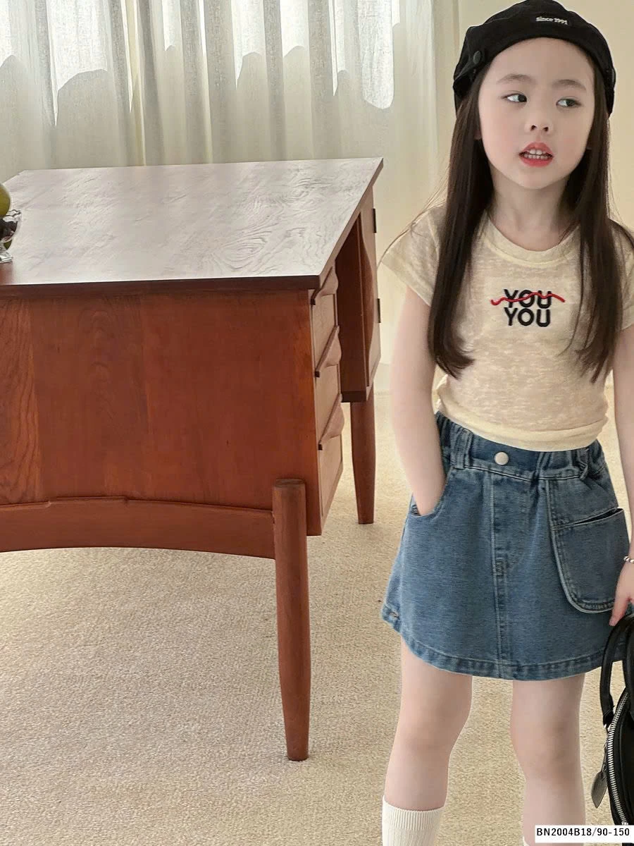 Set áo phông trắng mix chân váy jean