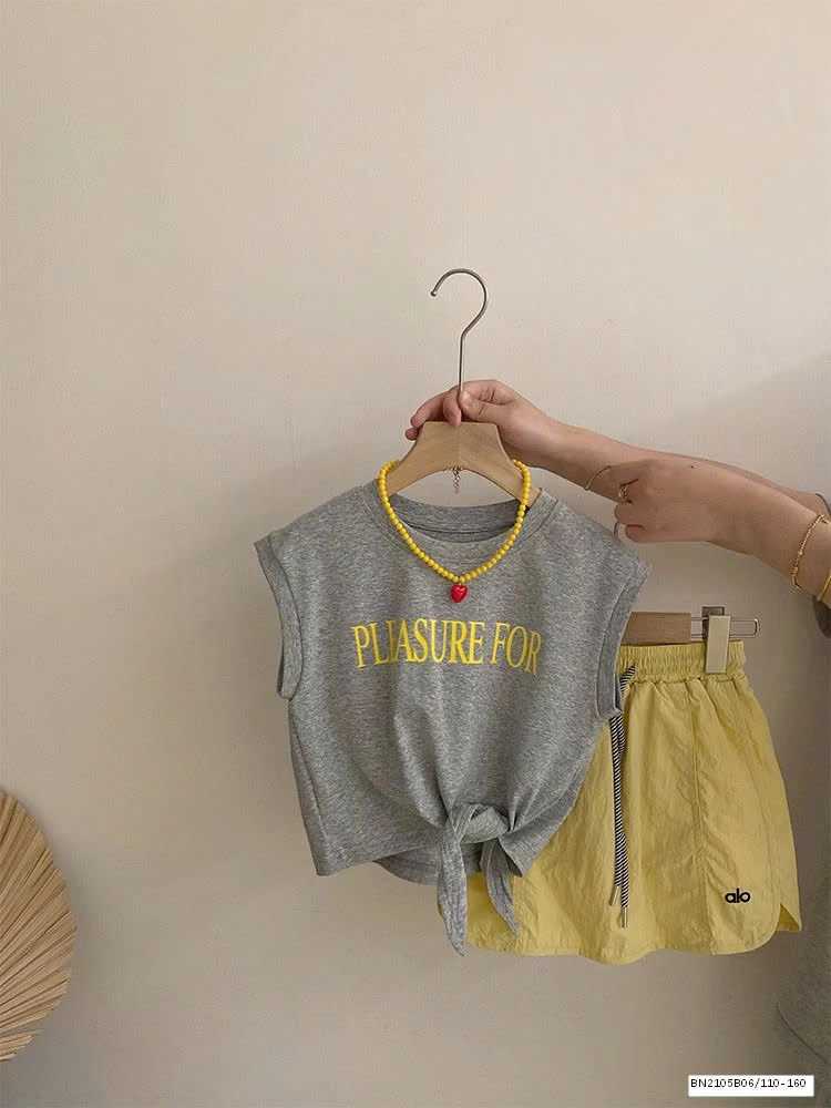 SÉT ÁO THUN XÁM BUỘC NƠ EO MIX QUẦN SHORT VÀNG