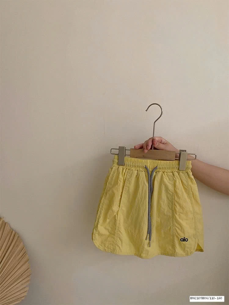 SÉT ÁO THUN XÁM BUỘC NƠ EO MIX QUẦN SHORT VÀNG