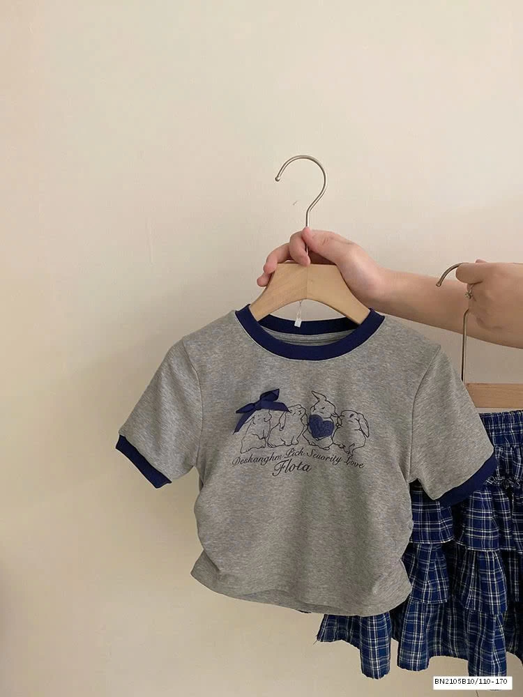 ÁO THUN THỎ XÁM MIX QUẦN VÁY CARO TẦNG BÈO