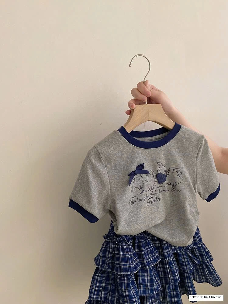 ÁO THUN THỎ XÁM MIX QUẦN VÁY CARO TẦNG BÈO