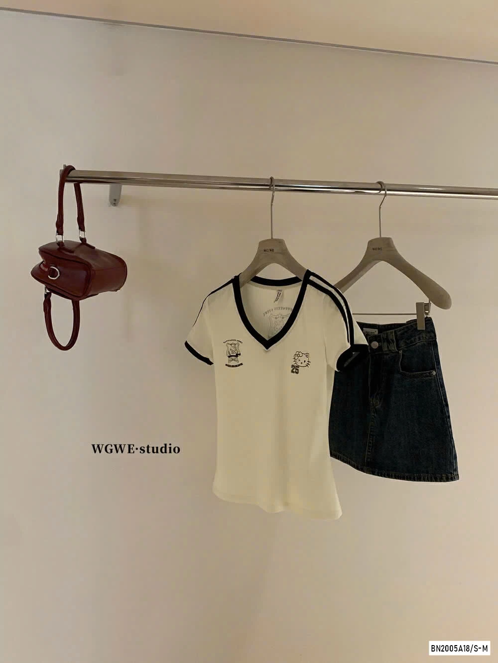 ÁO CỔ V KITTY WG.WE