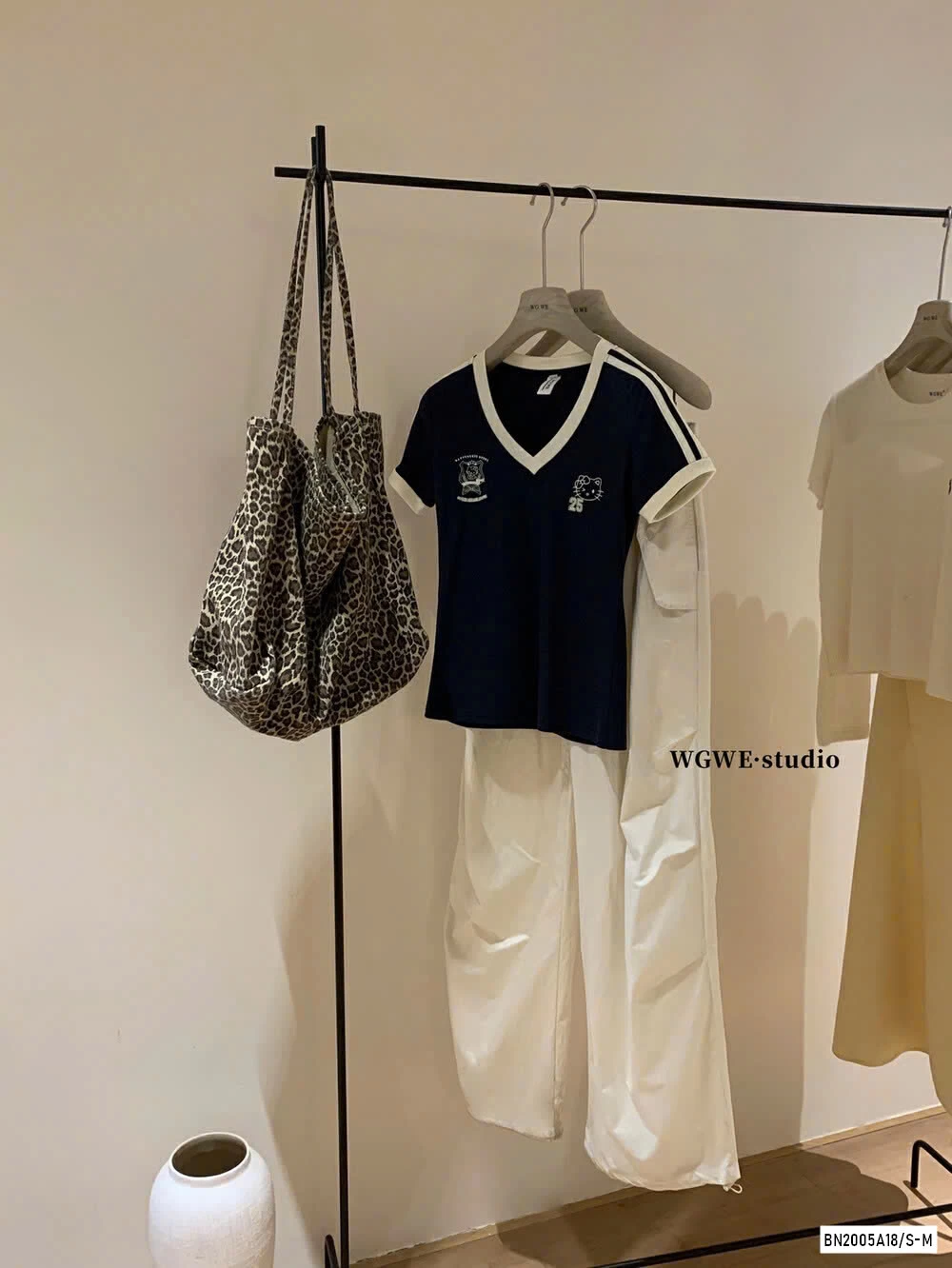 ÁO CỔ V KITTY WG.WE