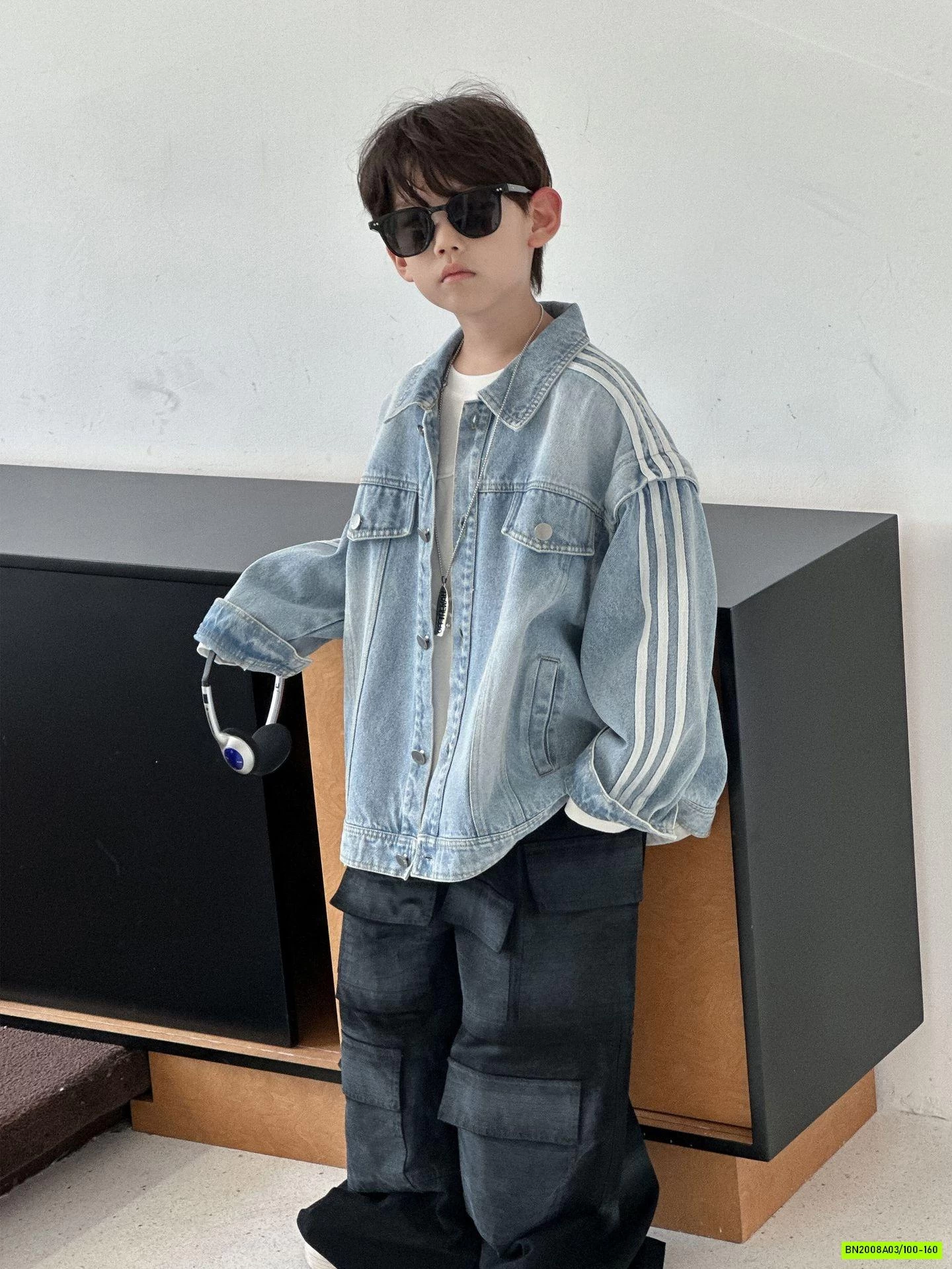 KHOÁC JEANS SỌC VAI CÁ TÍNH