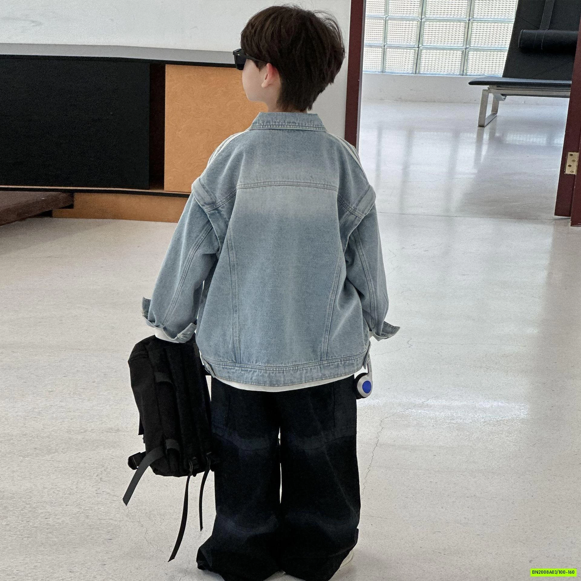 KHOÁC JEANS SỌC VAI CÁ TÍNH