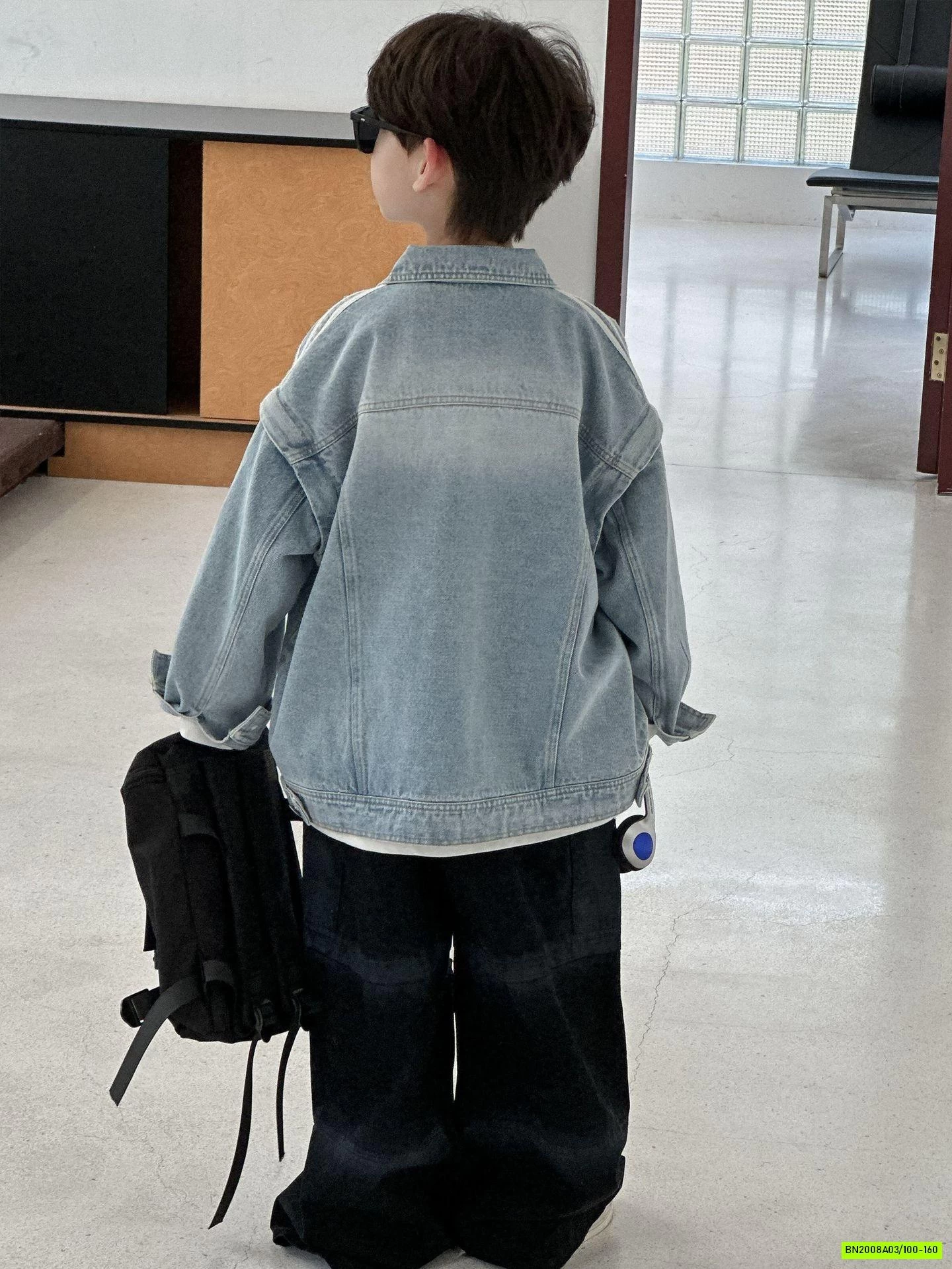 KHOÁC JEANS SỌC VAI CÁ TÍNH