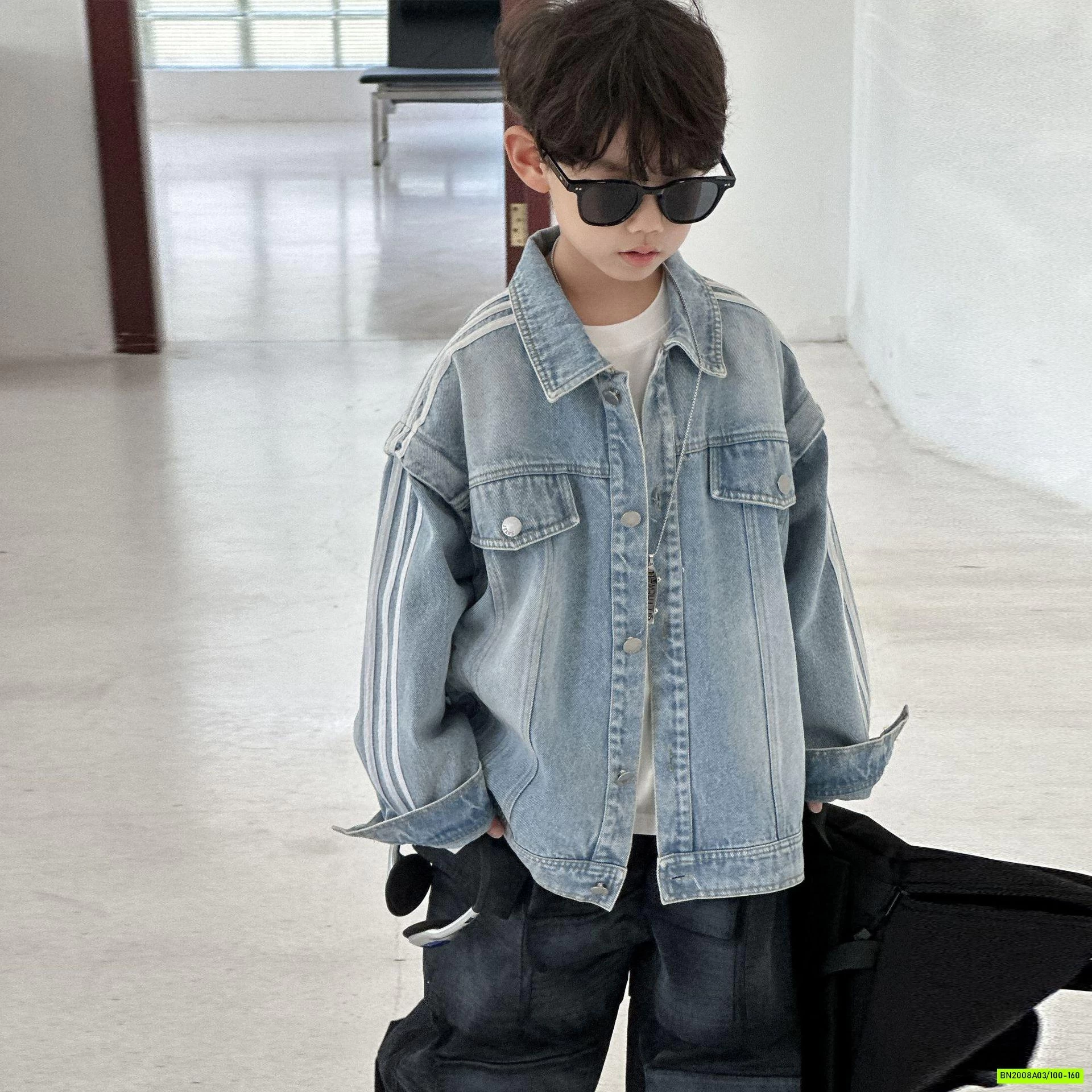 KHOÁC JEANS SỌC VAI CÁ TÍNH