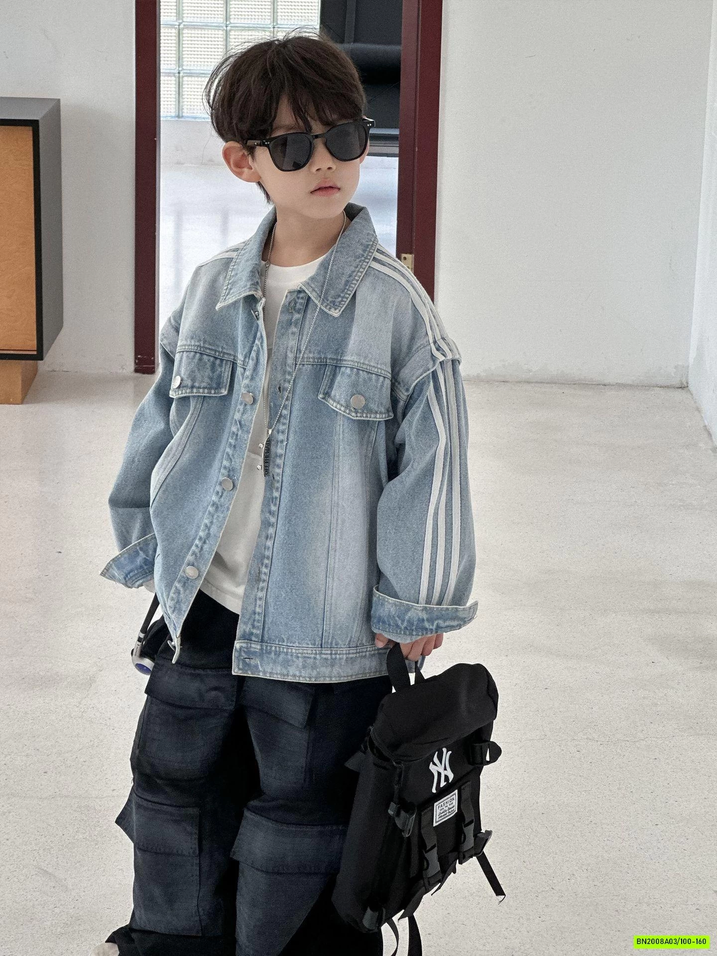 KHOÁC JEANS SỌC VAI CÁ TÍNH