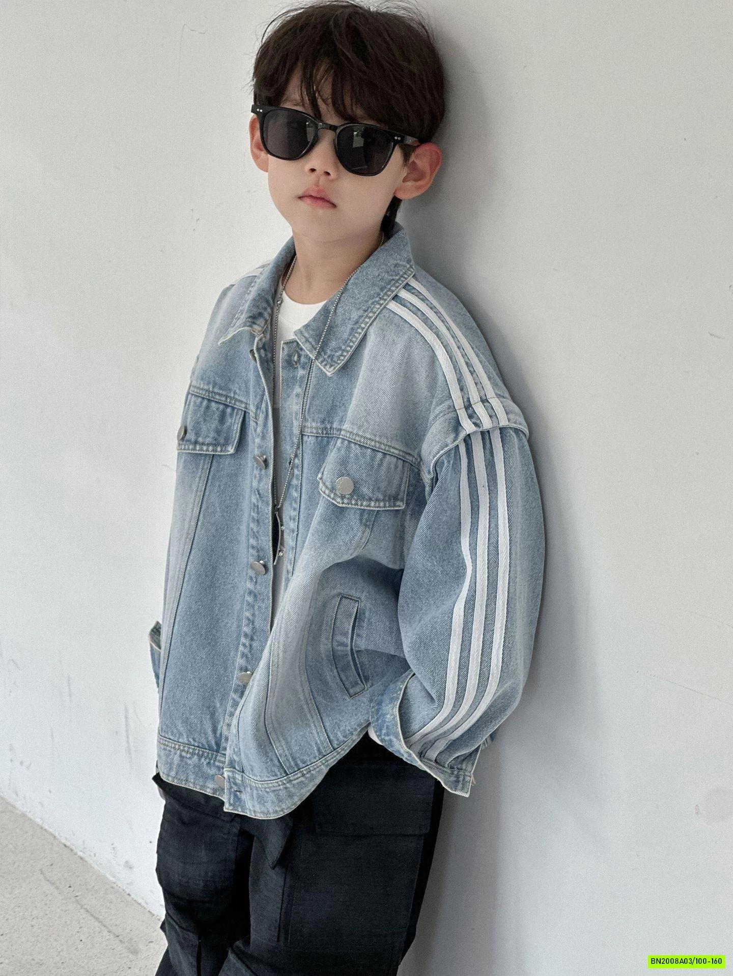 KHOÁC JEANS SỌC VAI CÁ TÍNH