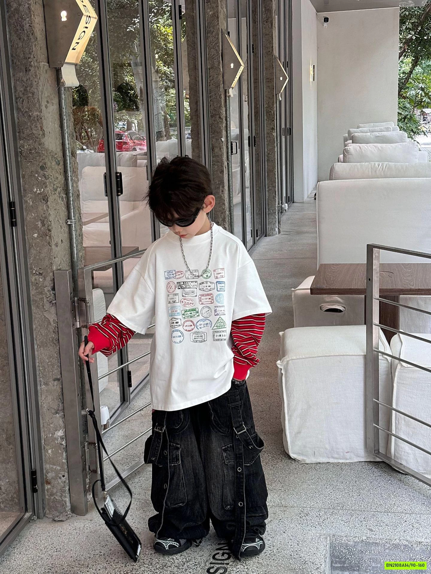 ÁO THUN TRẮNG IN HÌNH TAY KẺ ĐỎ