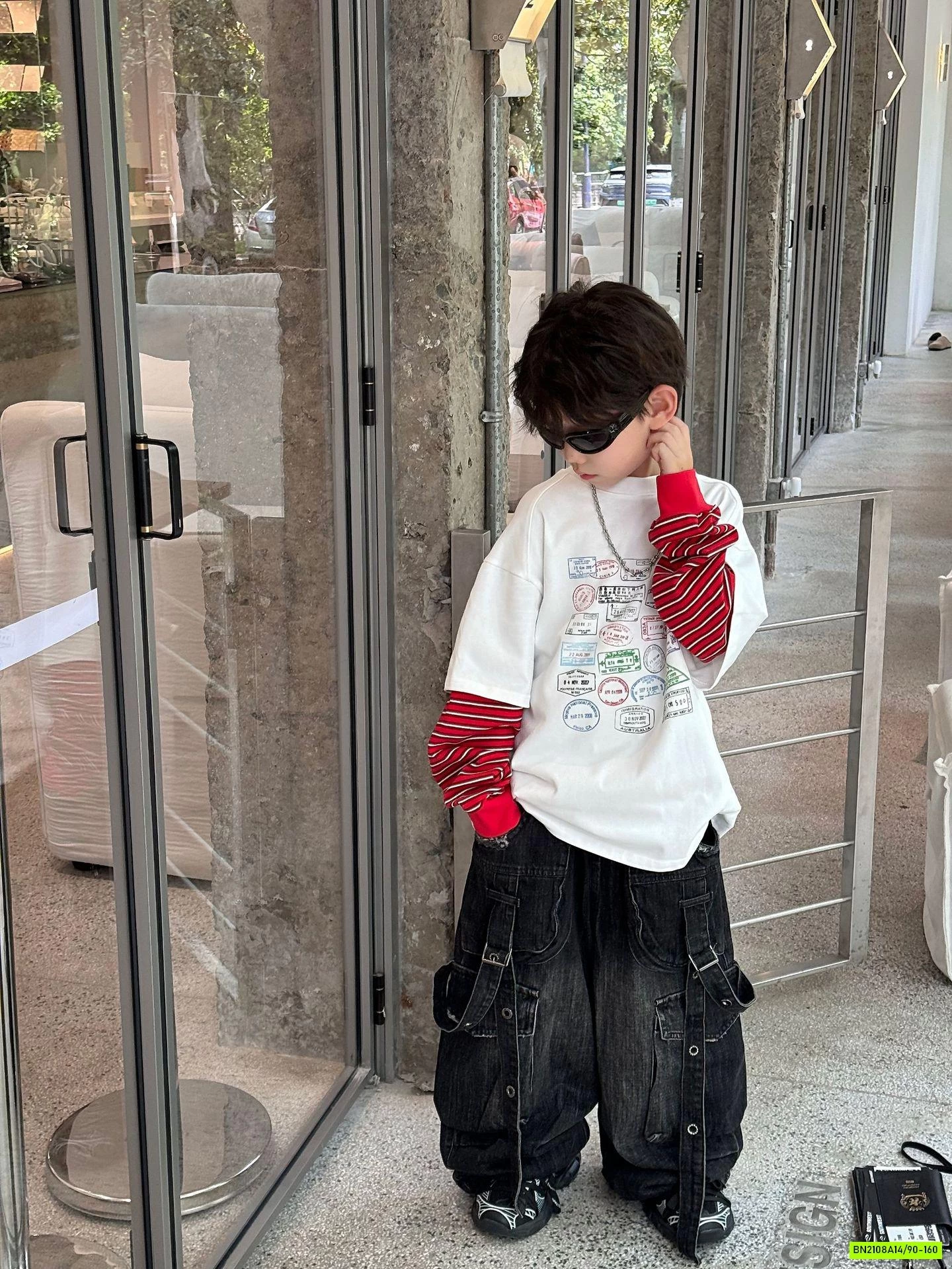 ÁO THUN TRẮNG IN HÌNH TAY KẺ ĐỎ