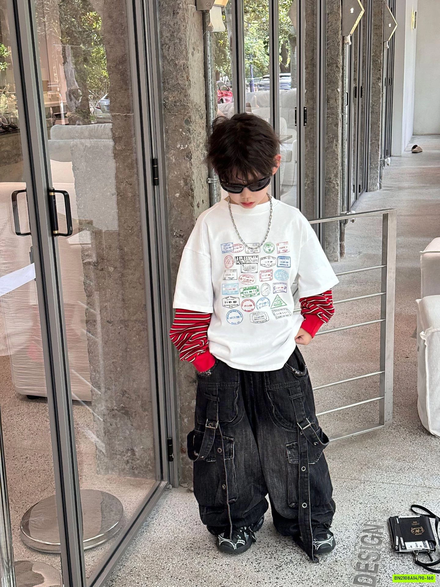 ÁO THUN TRẮNG IN HÌNH TAY KẺ ĐỎ